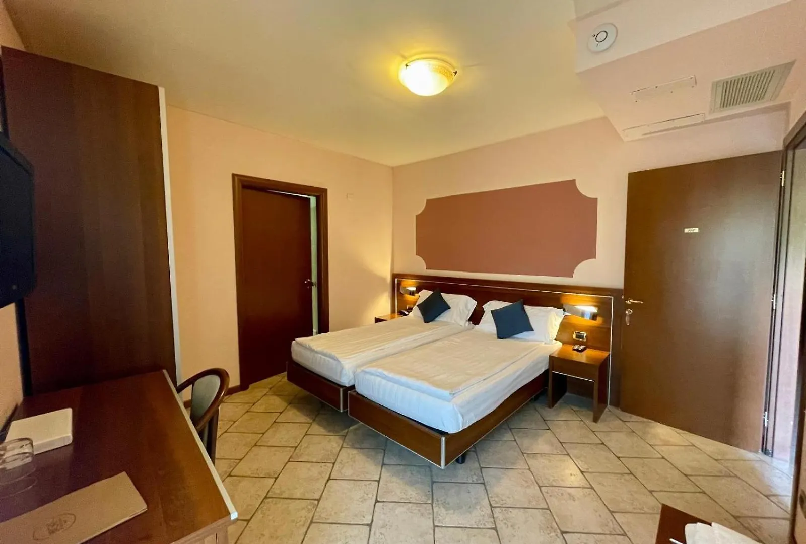 לאבנה פונטה טרסה Hotel Grotto Bagat 3*, לאבנה פונטה טרסה